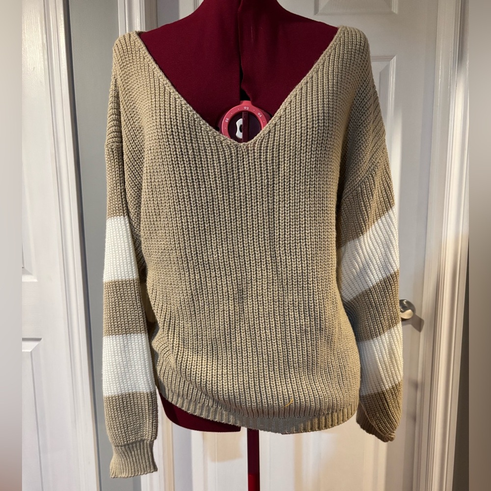 Boohoo Tan and White V-Neck Sweater
